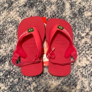Baby/toddler flip flops with elastic heel strap.